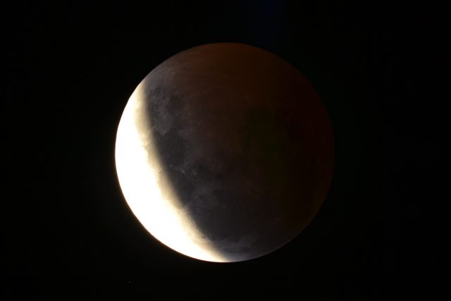 4 April 2015 lunar eclipse: the beautiful bronze color stars to show  (Dean Hooper)