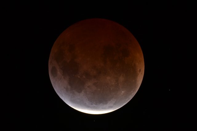 4 April 2015 lunar eclipse: the centrality has gone, slowly the shadow will leave the Moon (Dean Hooper)