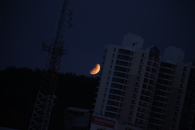 4 April 2015 lunar eclipse: the partially eclipsed Moon is setting in Panama  (Joaquin Fabrega Polleri)