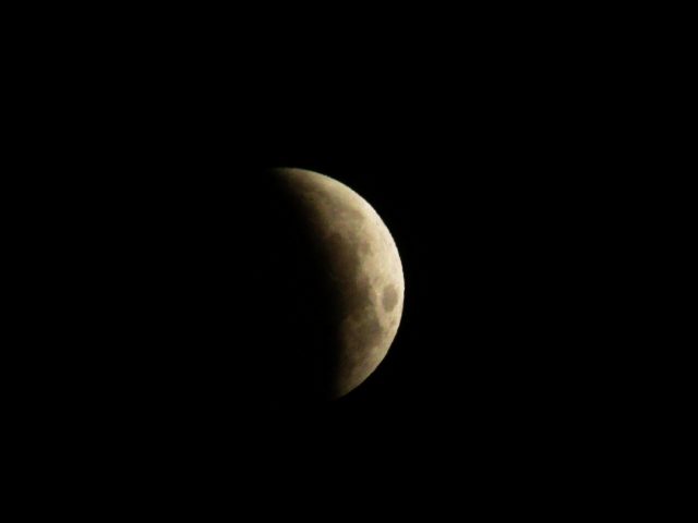 4 April 2015 lunar eclipse: more shadow than light, the show is ongoing (James McCue)