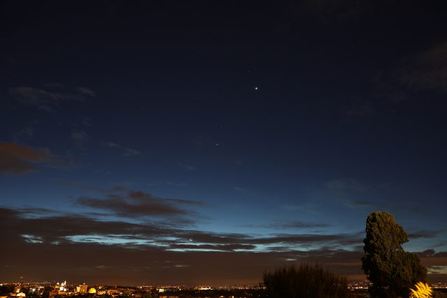 In a beautiful blue sky, Venus, Regulus, Mars, Jupiter, the Moon and Mercury are making a unique apparition above the Roman roofs, as seen from Gianicolo, in Rome