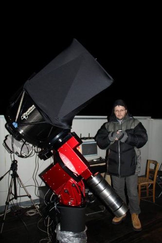 L’astrofisico Gianluca Masi, accanto ad uno dei telescopi robotici parte del progetto Virtual Telescope.