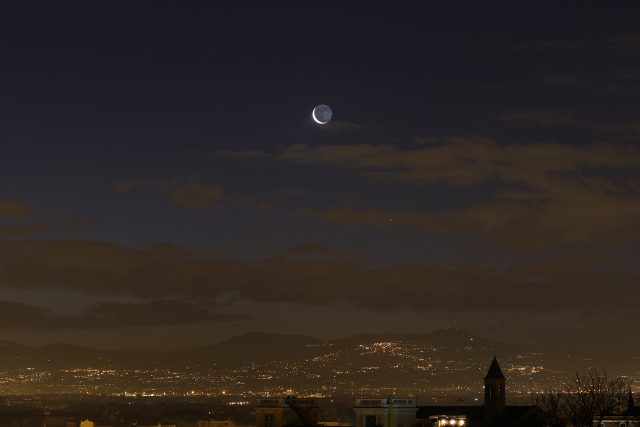 The crescent Moon, Venus and Mercury are finally showing