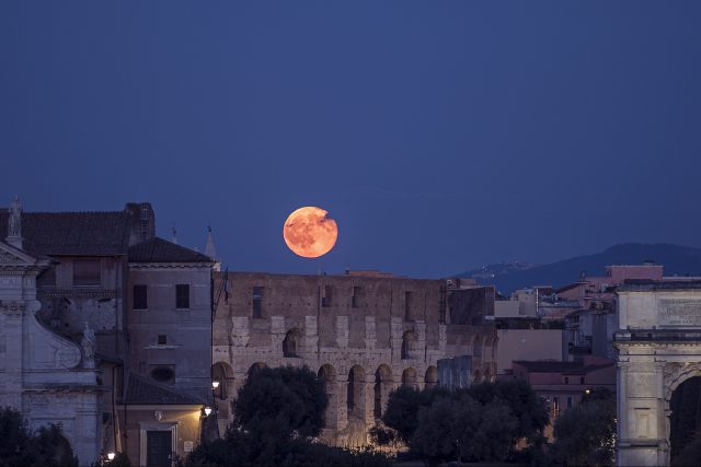 La Luna piena sorge sul Colosseo, il 20 luglio 2016