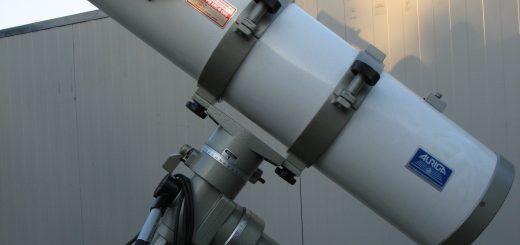 Un telescopio riflettore da 150 mm di apertura su montatura equatoriale alla tedesca