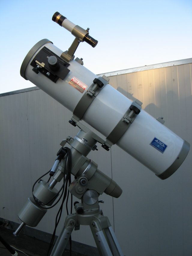 Un telescopio riflettore da 150 mm di apertura su montatura equatoriale alla tedesca