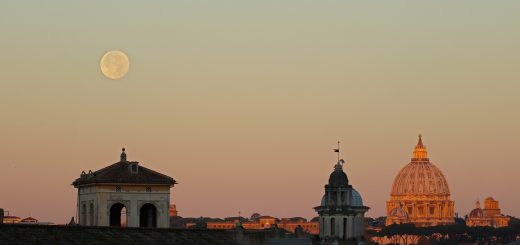 Il Sole è appena sorto e la Luna si affianca alla Cupola di San Pietro - 15 Nov. 2016