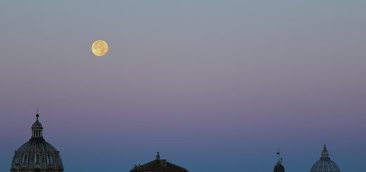 The Supermoon is setting at dawn, with the Earth's shadow clearly visible on the bottom - 15 Nov. 2016