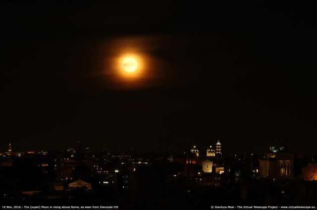 La Superluna sorge sull'orizzonte est del Gianicolo, a Roma. Si riconoscono l'Altare della Patria e l'Ara Coeli - 15 Nov. 2016