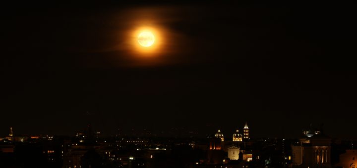 La Superluna sorge sull'orizzonte est del Gianicolo, a Roma. Si riconoscono l'Altare della Patria e l'Ara Coeli - 15 Nov. 2016