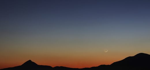 A sharp waxing Moon is setting above "Monti Lepini", as seen from Frosinone, Italy, on 30 Dec. 2016