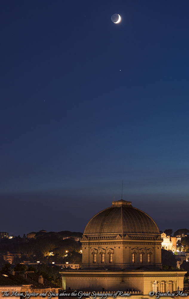 The Moon, Jupiter and Spica hang above the Great Synagogue of Rome: 25 Aug. 2017