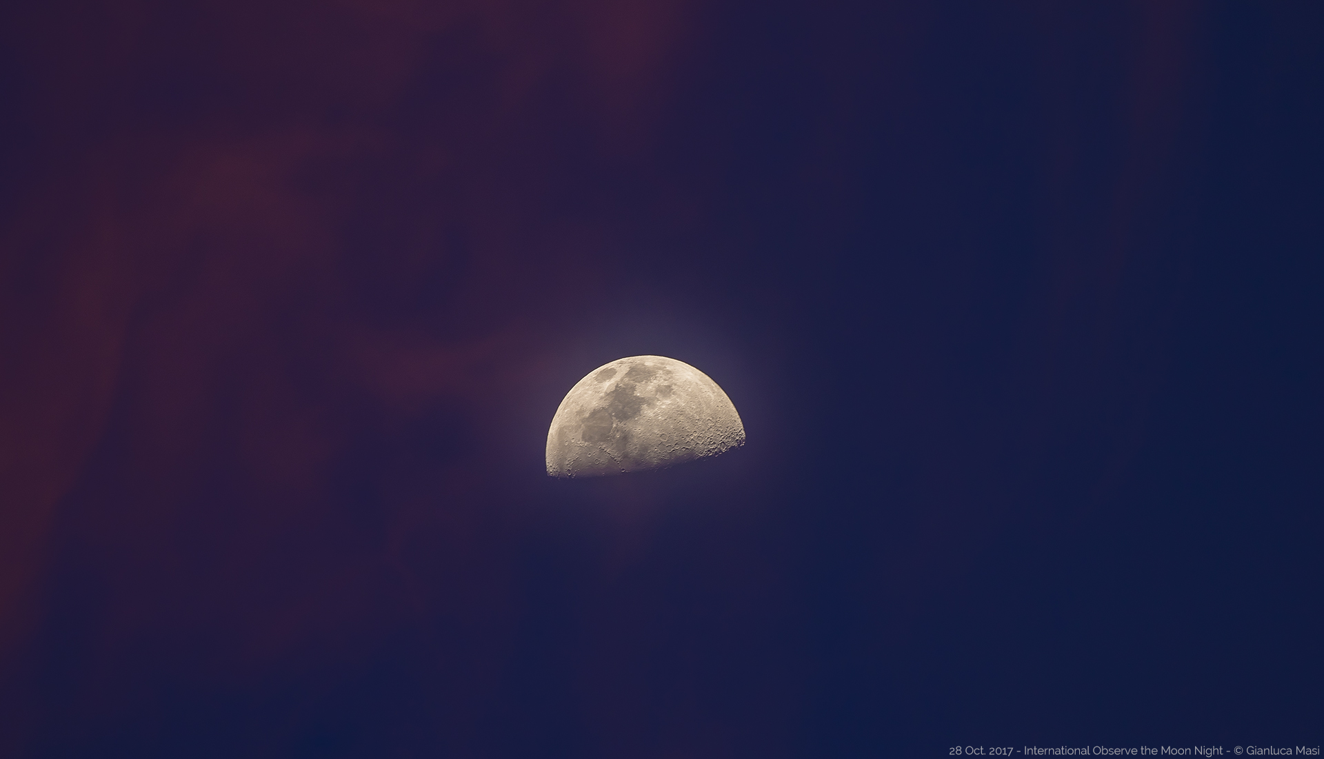 The Moon at sunset, during the International Observe the Moon Night 2017 - La Luna al tramonto, durante la Notte Internazionale della Luna del 2017 (28 Oct. 2017)