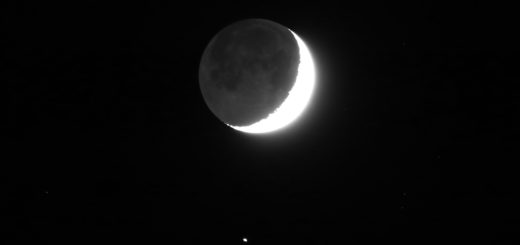 A longer exposure reveals the subtle Earthshine, while Saturn is better visible, too, on the bottom - 11 Nov. 2018