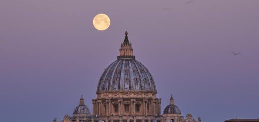 The Moon is reaching the Dome's lantern, as expected from the place selected to shoot the images
