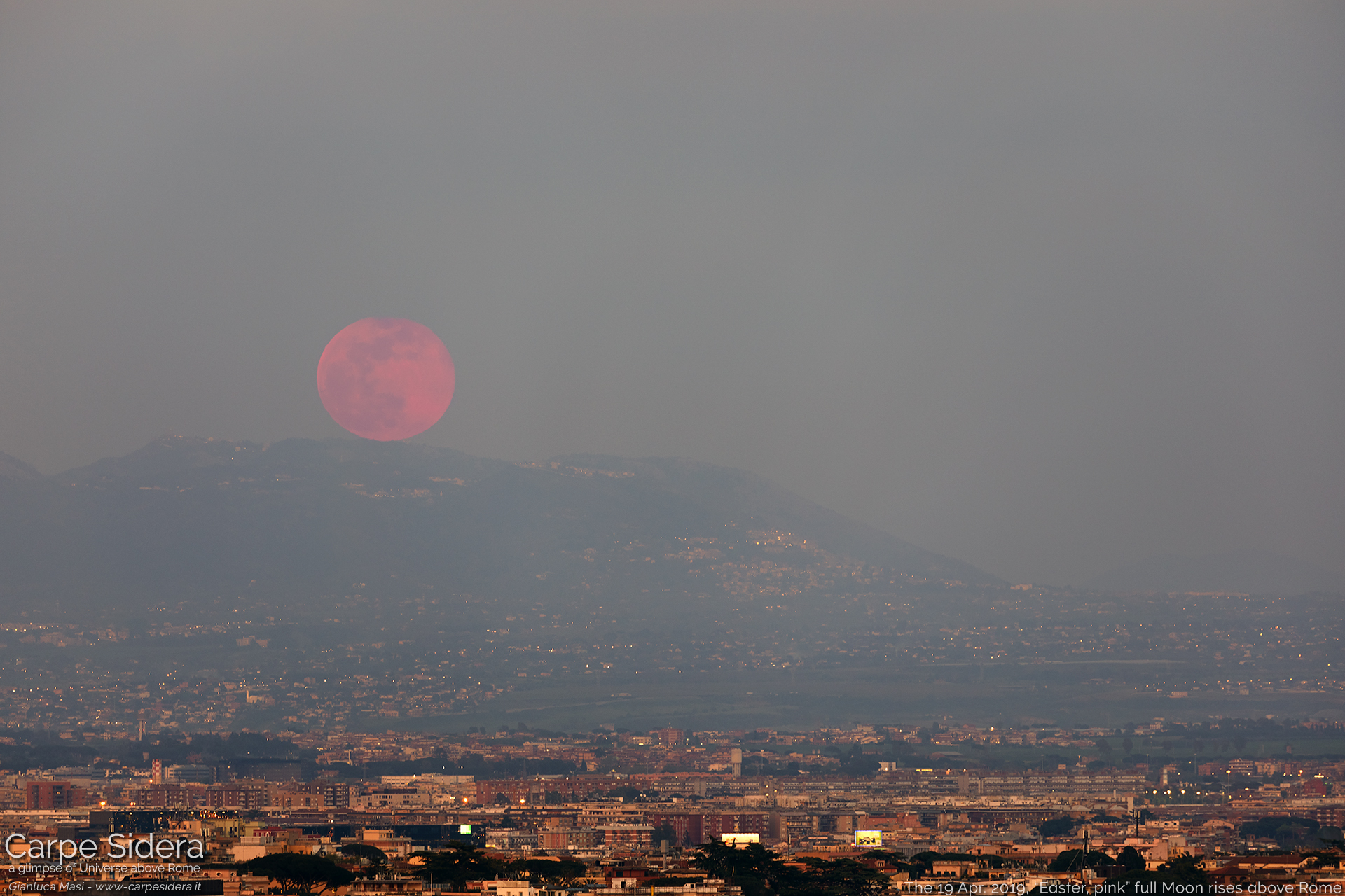 The 19 Apr. 2019 full Moon rises soon after sunset. Its "pink" color is a effect of our atmosphere