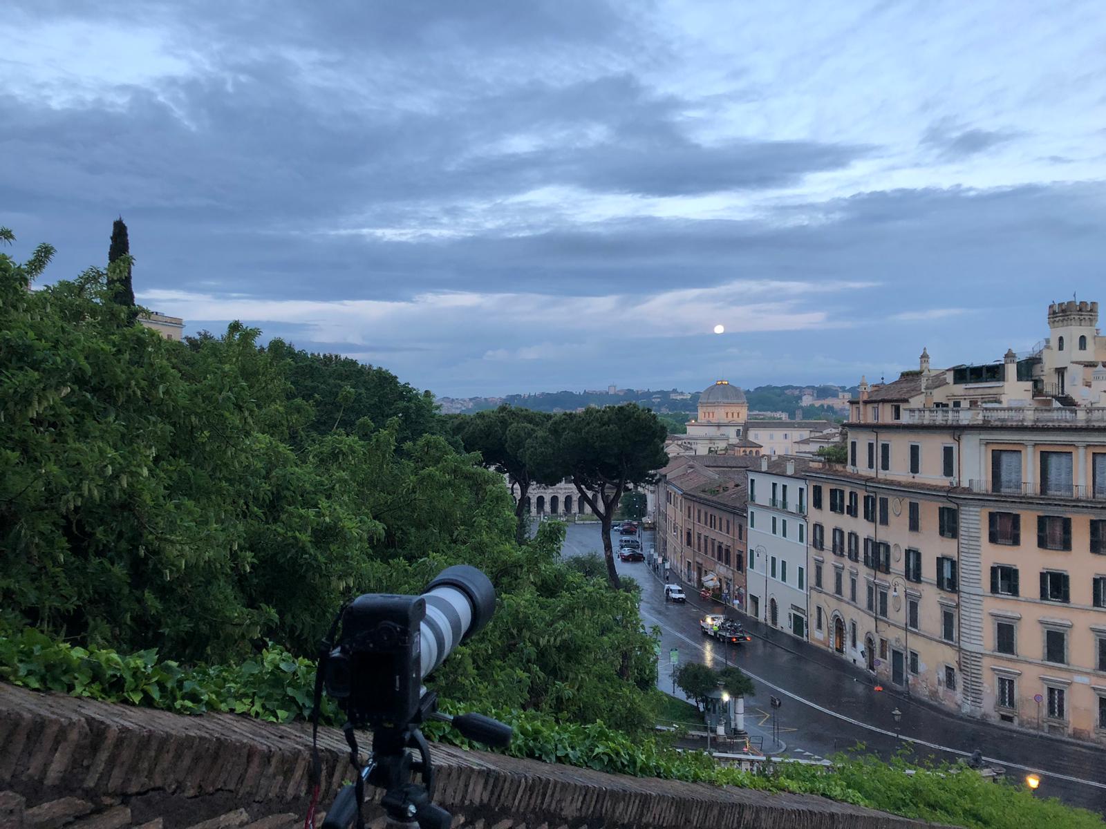 Ready to image, while the Moon is visible trough clouds