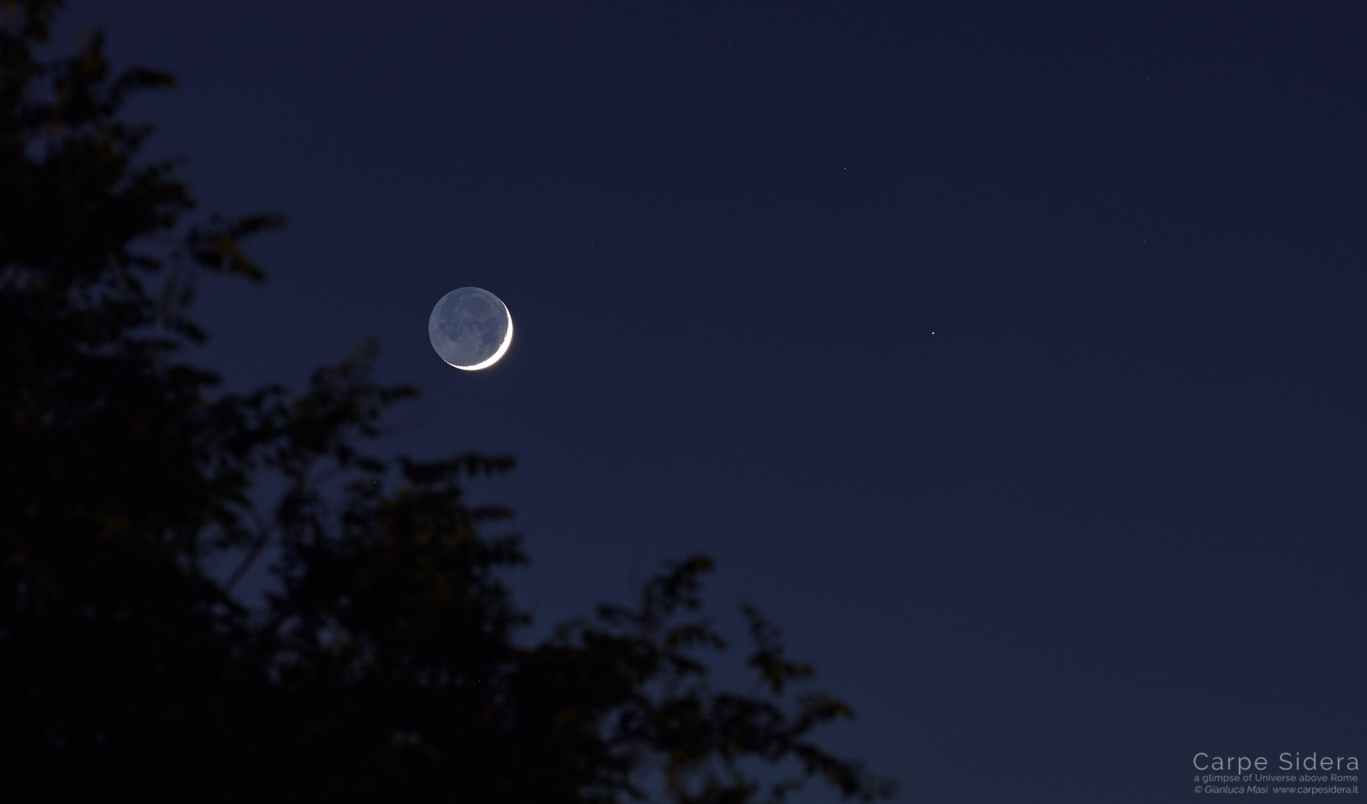 A sharp Moon crescent and Mars (on the right) - 5 June 2019