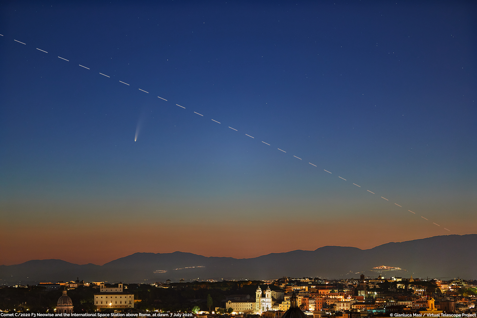 La cometa C/2020 F3 Neowise ripresa su Roma, all’alba, il 7 luglio 2020. E’ anche visibile la traccia della Stazione Spaziale.