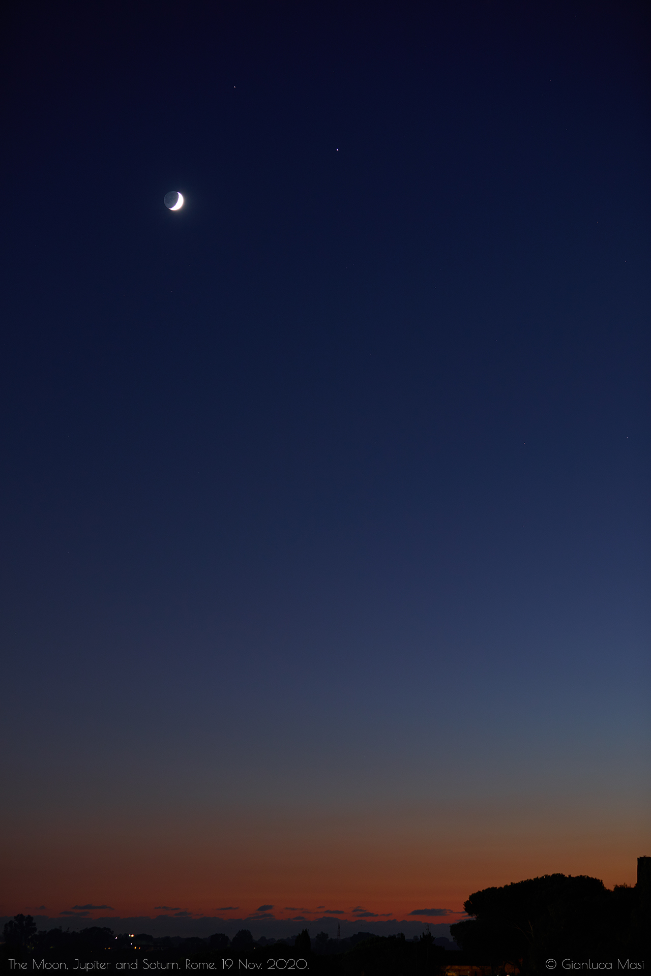 The Moon, Jupiter and Saturn in the glorious colors of sunset. 19 Nov. 2020.