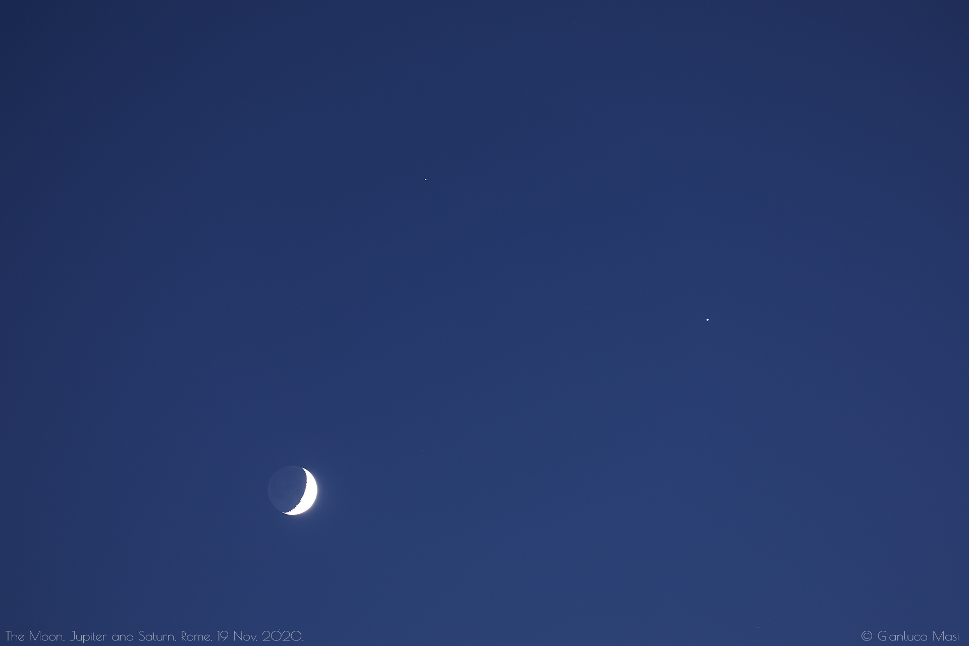 While the sky was still clear, Jupiter and Saturn showed so nicely close to the lunar disk. 19 Nov. 2020.
