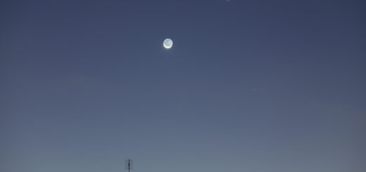 The Moon, Venus and Mercury (just above the roof, in the middle) shine at dawn. 13 Nov. 2020.