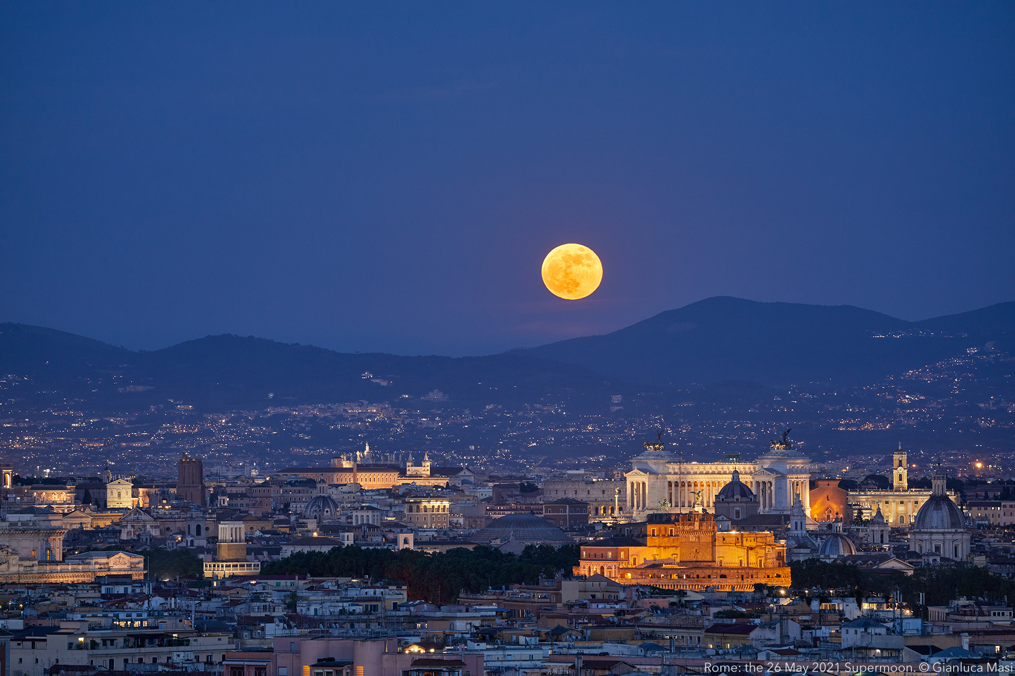 A wider view on Rome and the Supermoon. 26 May 2021.