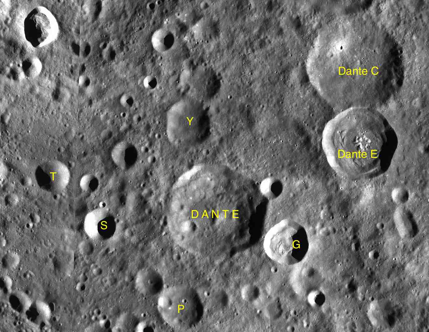 Il cratere lunare dedicato a Dante, con alcuni suoi “satelliti”.