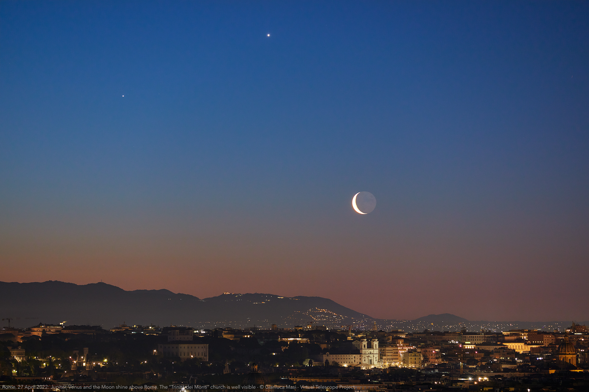 Venus and Jupiter meet the Moon above Rome. On the bottom, the “Trinità dei Monti” church. 27 Apr. 2022.