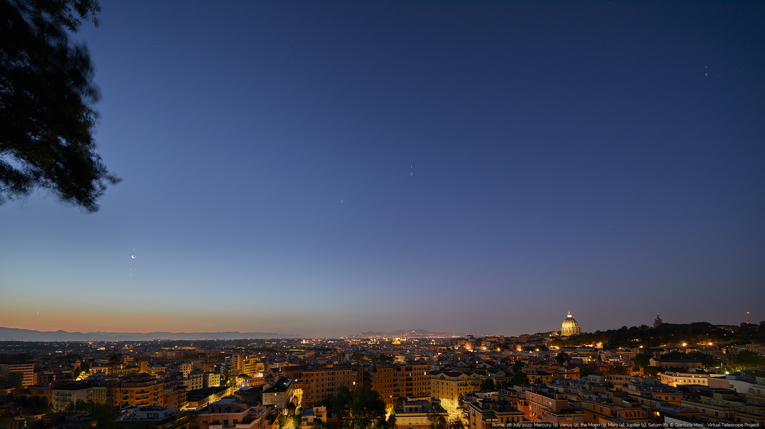 While waiting for Mercury to rise, four planets with the Moon hang above Rome. Pleiades are also visible, as well as St. Peter’s Dome. 26 June 2022.