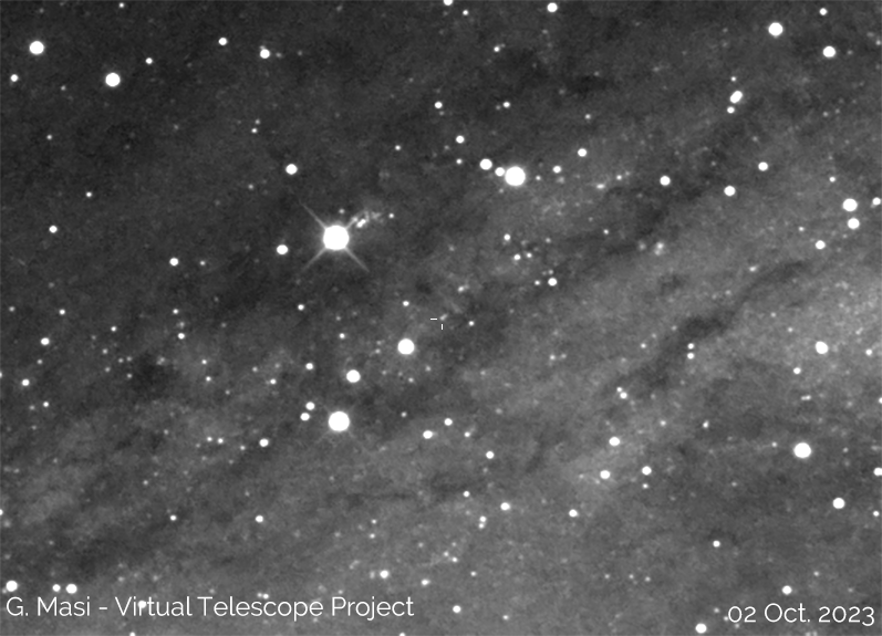 Le transitoire vu le 2 octobre 2023 comparé à une image ancienne où il n'est pas visible.  Quelques étoiles variables bien connues sont également visibles.